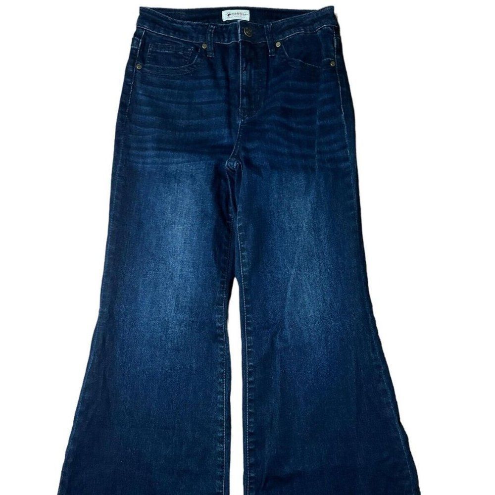 Shyanne Relaxed Fit & Flared Jeans for Women (Size 28)